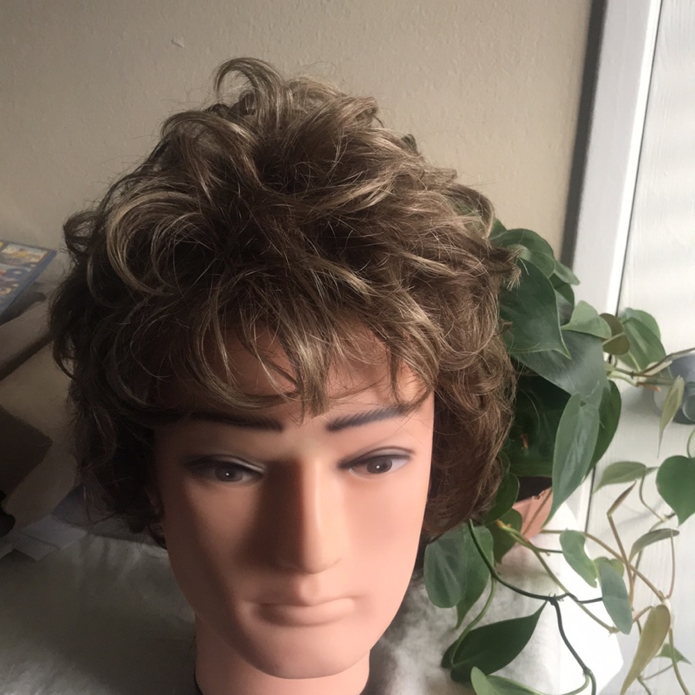 Eva Gabor Flexlite curly brunette w/golden highlights wig